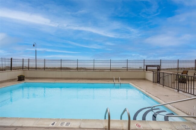 Building Photo - 420 Shore Rd