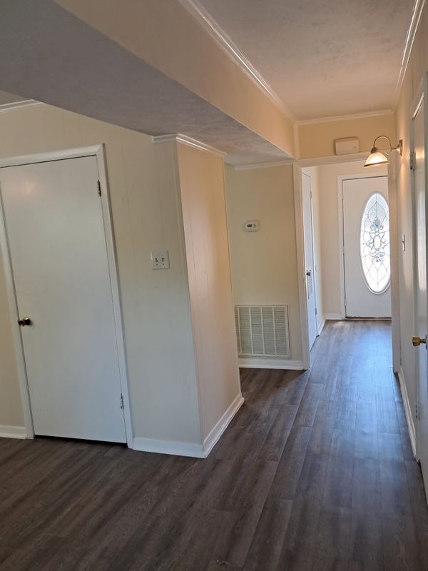 Building Photo - 1303 Leacrest Dr
