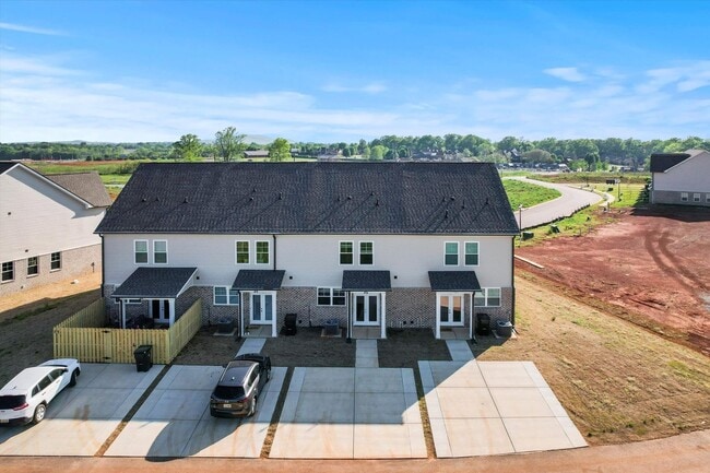 Building Photo - Thanksgiving Special! $300 Rent Credit for 12 Months on this Furnished Townhome!