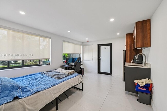 Building Photo - 5152 SW 6th St