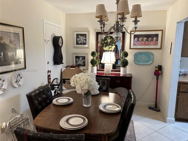 Building Photo - 10802 N Kendall Dr