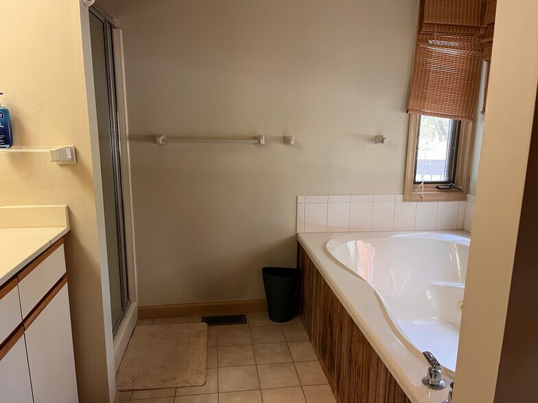 Jacuzzi tub and stall shower, 2 sinks - 2254 Apple Rd