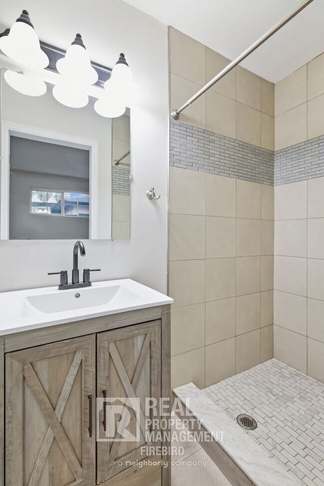 Building Photo - 1901 N 48th Pl