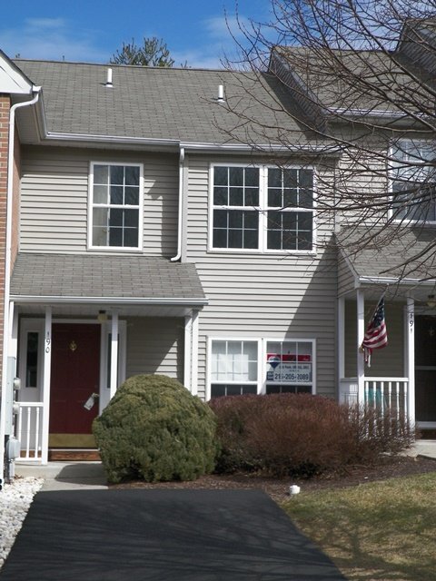Building Photo - 190 Victoria Ct