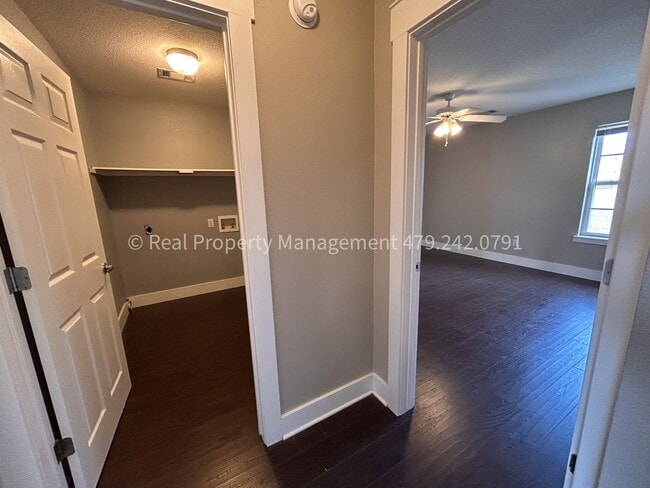 Building Photo - 1662 E Gate Cir