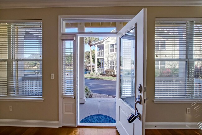 Building Photo - Coastal Living on Amelia Island