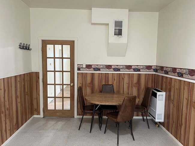 Building Photo - 570 Silver St