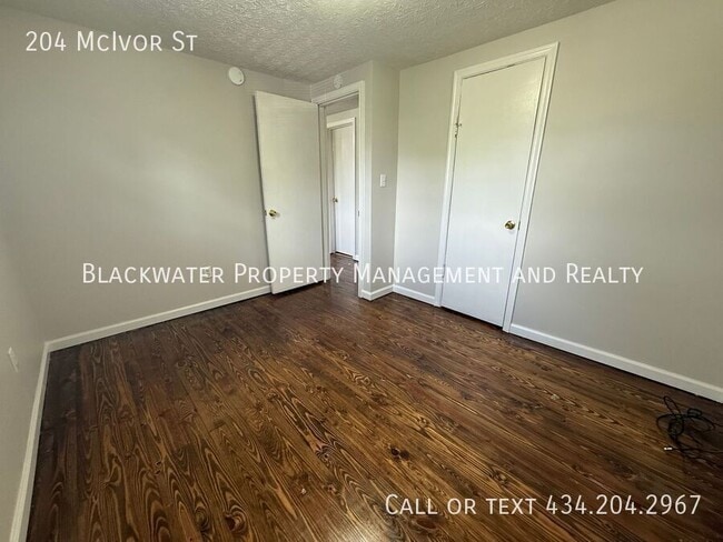 Building Photo - 204 McIvor St