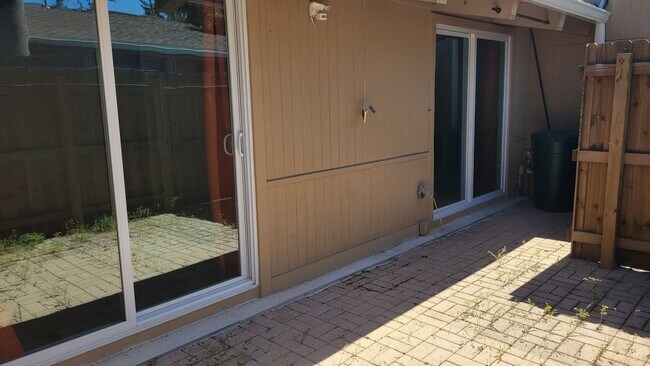 Building Photo - Annual UNfurnished renovated 2/1 condo dow...