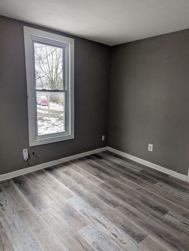 Building Photo - 3 Bedroom Home — Available December 26 in Columbus, KS!