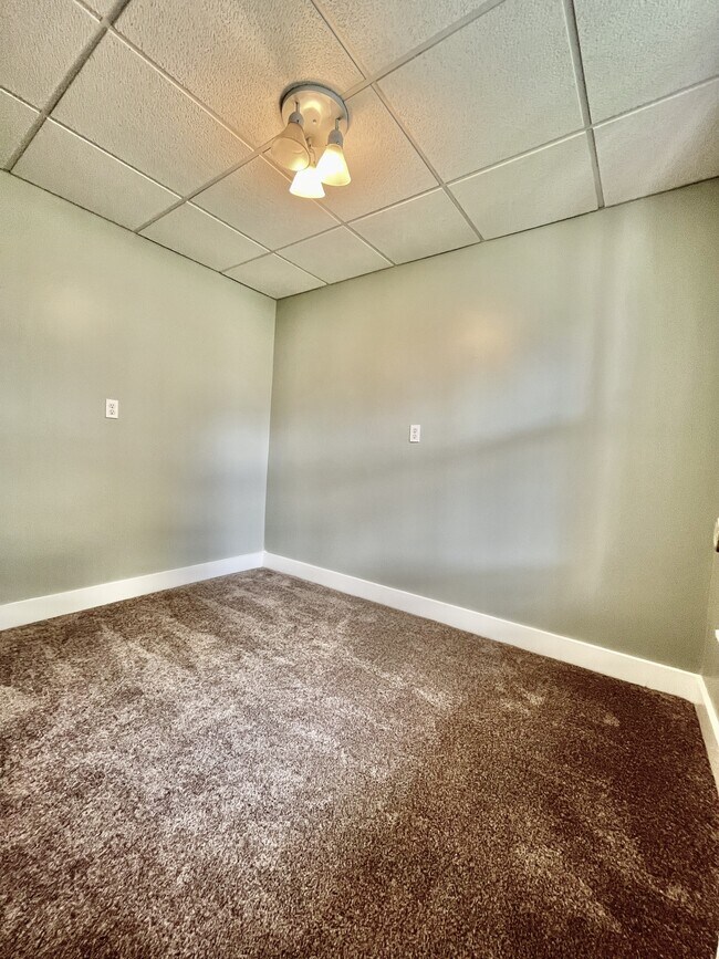 Building Photo - 117 W Hemlock St