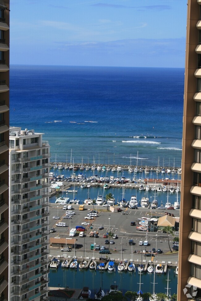 Building Photo - Luxury furnished Available June 1 for six ...