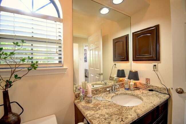 Building Photo - 719 Oak Hollow Dr