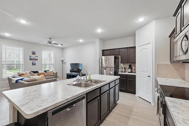 Building Photo - 2209 Davenport Dr