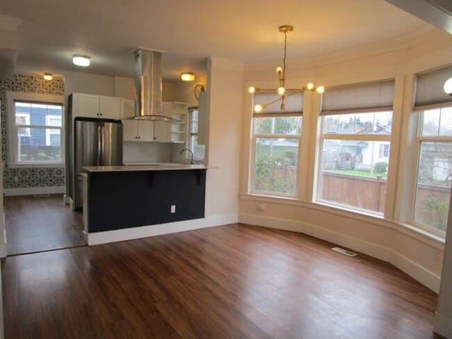 Building Photo - Charming 3 Bedroom Craftsman in North Tacoma