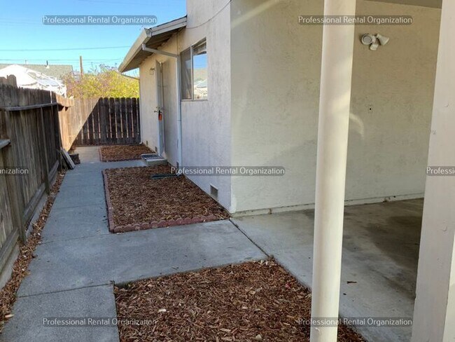 Building Photo - Coming Soon: Charming 2-Bed Duplex with Pa...