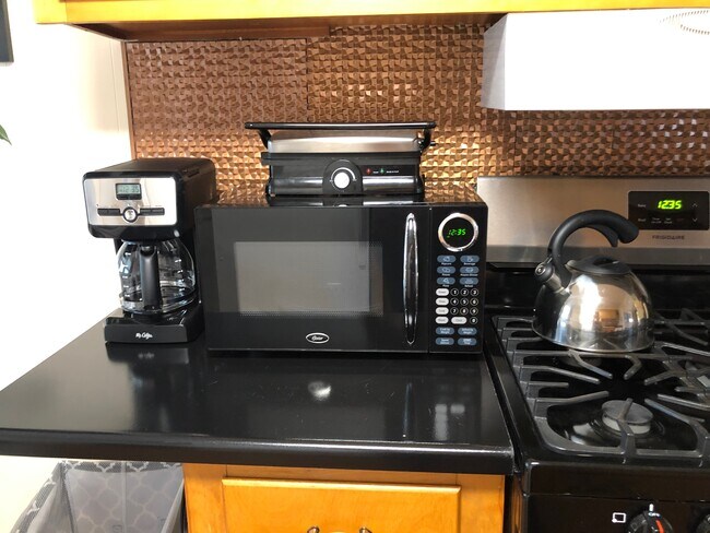 Building Photo - 3951 Hickory Ave