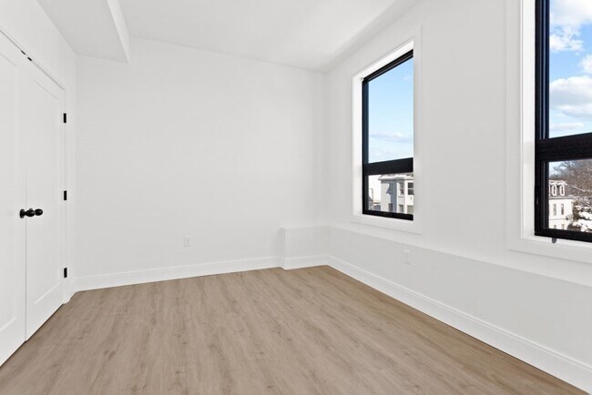 Building Photo - 1137 Washington St