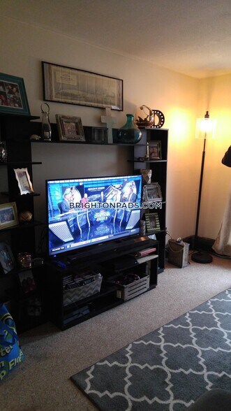 Building Photo - 144 Kenrick St