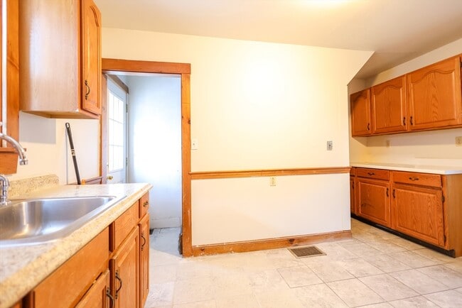 Building Photo - 68 A Newhall St