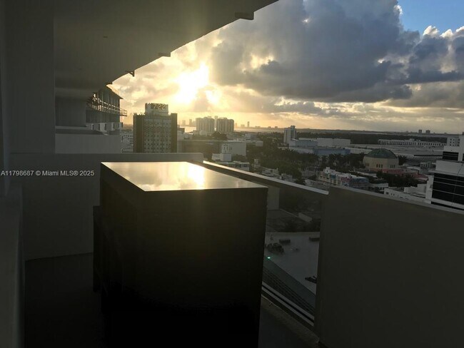 Building Photo - 100 Lincoln Rd