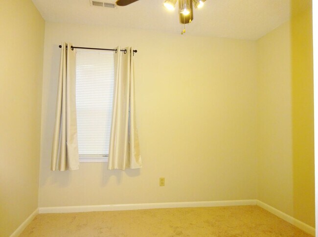 Building Photo - Charming Home Minutes to Camp Lejeune!