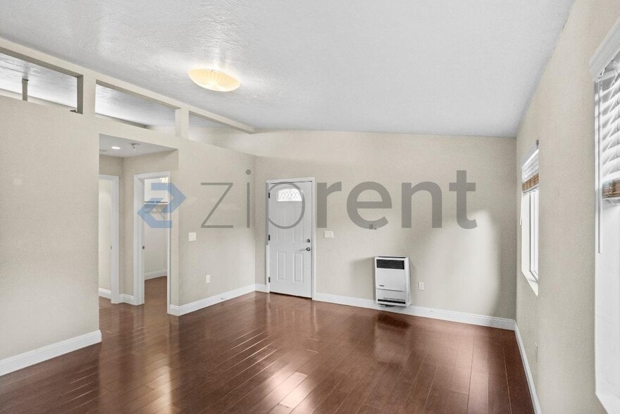 Building Photo - 1135 Hollyburne Ave