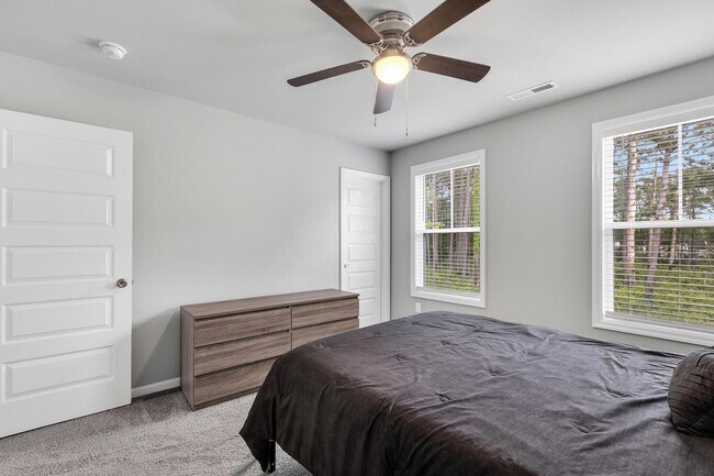 Building Photo - Buckhorn Townhome Available in February!