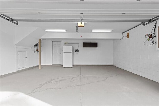 Building Photo - 700 Bush Dr