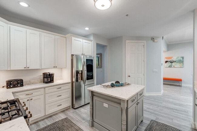 Building Photo - 2859 Tiburon Blvd E