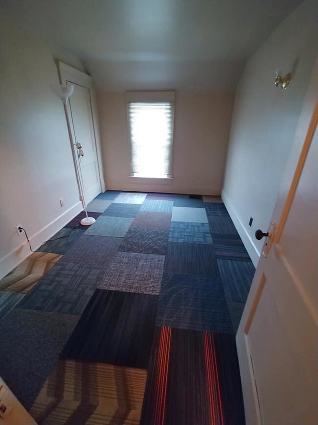 Building Photo - 227 E 2nd St