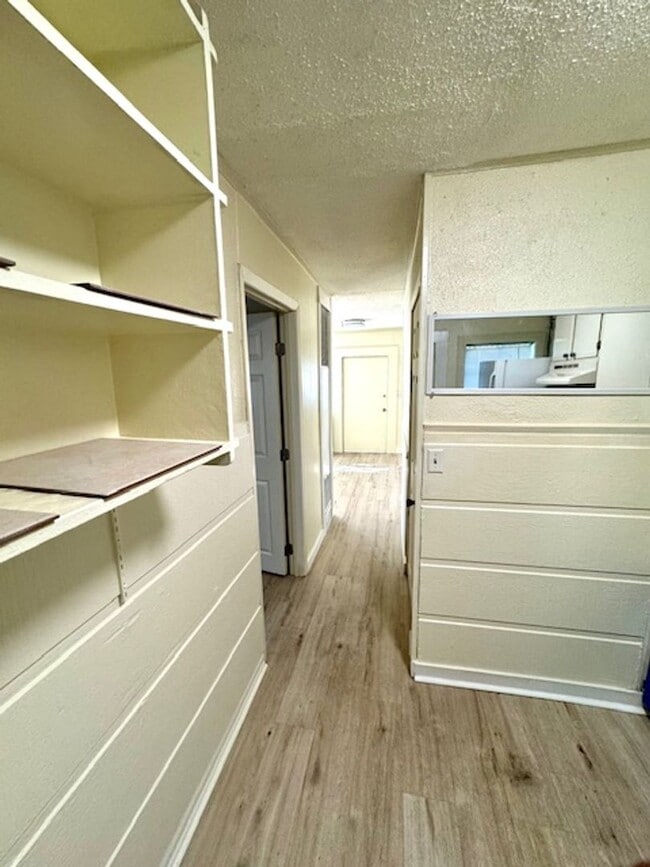 Building Photo - Clean Downtown One Bedroom Utilities Included