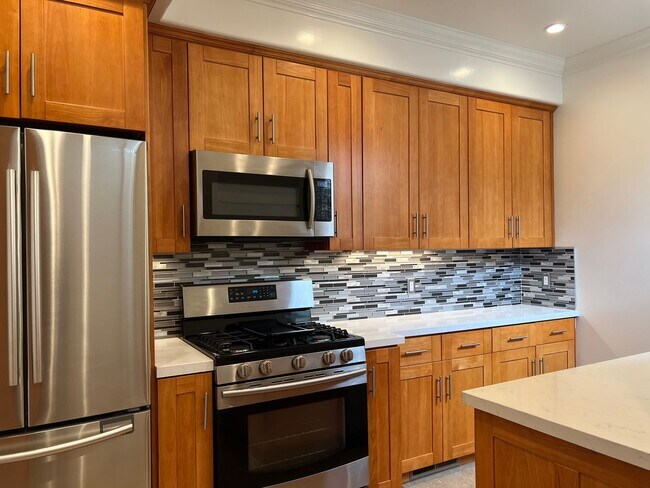 Building Photo - Charming Outer Sunset 2 BDRM WITH SUNROOM Home Just Steps from Ocean Beach!