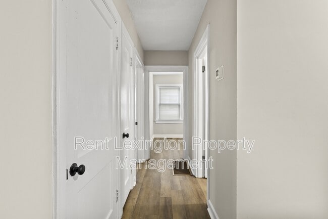 Building Photo - 864 Meadow Ln
