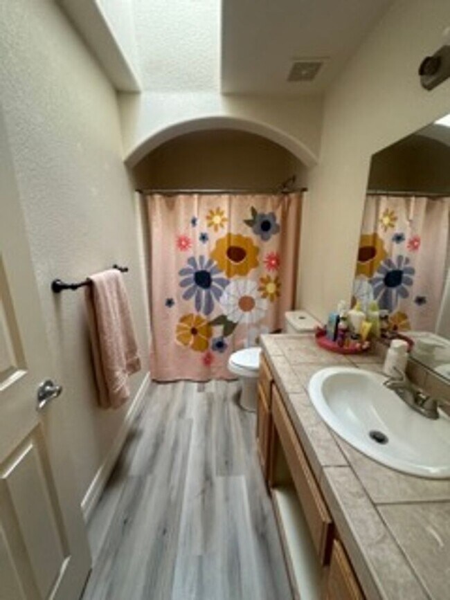Building Photo - Perfectly Placed & Full of Space – 3 Bed i...