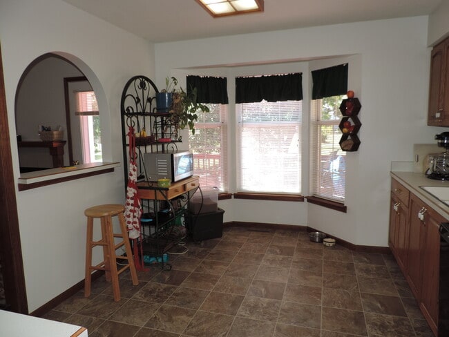 Building Photo - 704 Brookside Dr