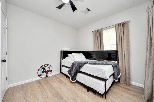 Building Photo - 2811 Winbern St