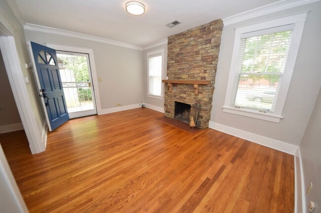 Building Photo - DARLING charmer with 3 beds and 2 baths near the U of M.