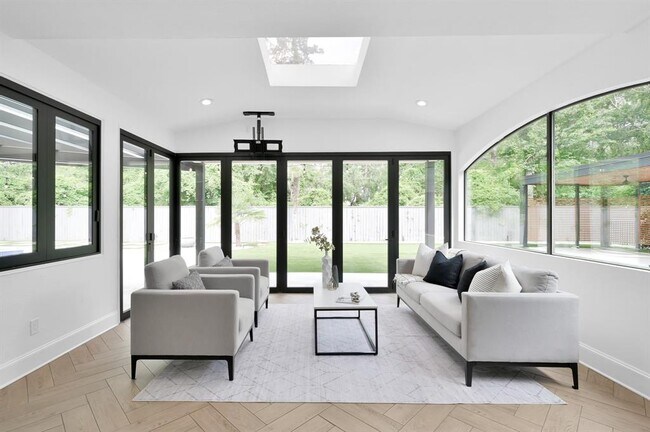 Building Photo - 35 Fernglen Dr