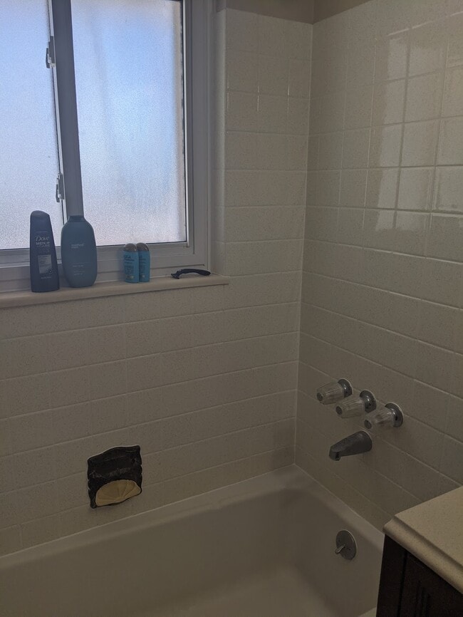 Building Photo - 2089 S Deframe St