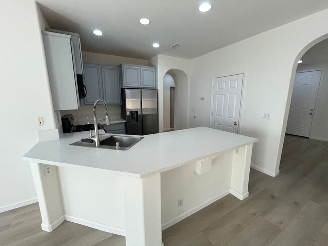 Building Photo - 3 Bed | 2 Bath | 1330SF | Tenant Pays $200...