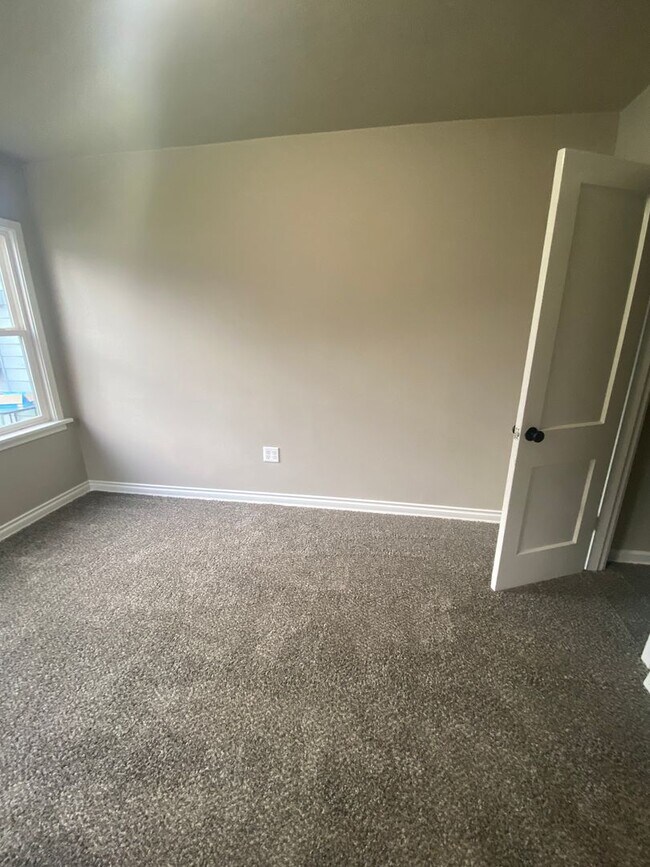 Building Photo - l914