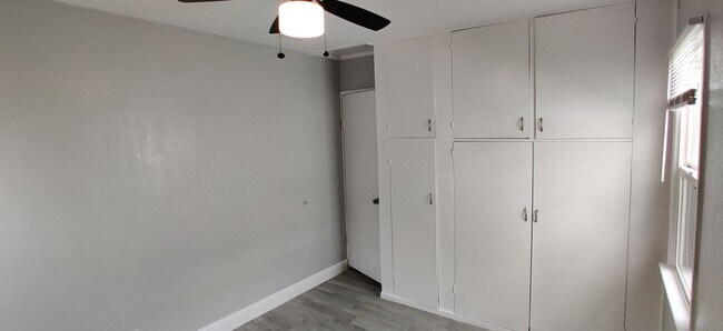 Building Photo - North Long Beach Private Back House