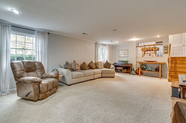 Building Photo - Charming 4 Bed SFH in Alexandria!