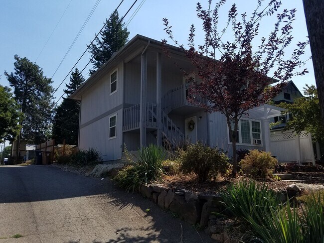 Building Photo - 1115 S Cherry St