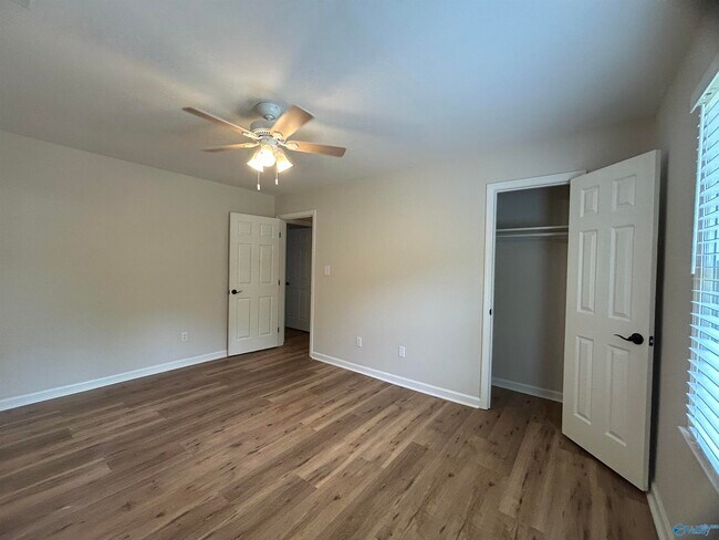 Building Photo - 285 Ruby Dr