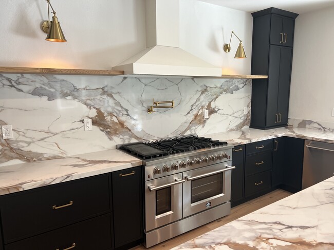 Stylish Chef's kitchen with new gourmet Forno dual oven with six burners and griddle - 34189 Hourglass St