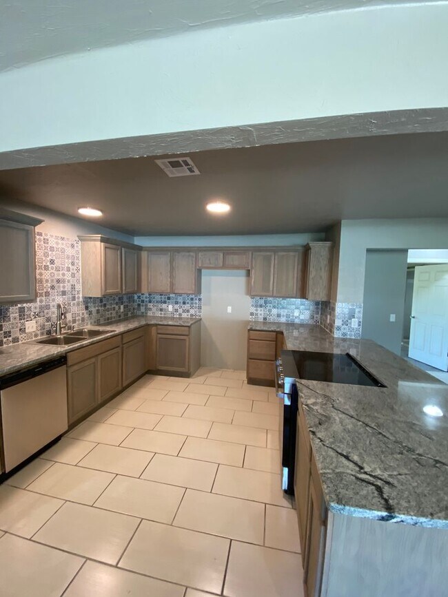 Building Photo - Gorgeous 3 Bed, 2 Bath Home with Modern Up...