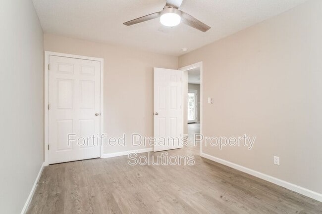 Building Photo - 615 Dumaine St