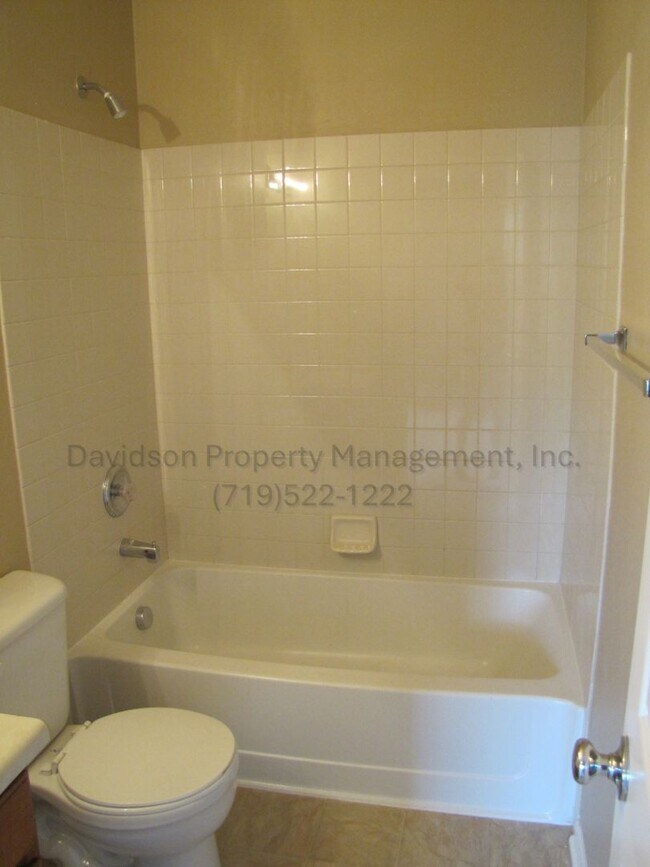 Building Photo - Beautiful 2 Bedroom Townhouse Near The Air...